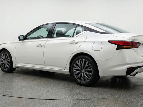Used 2025 Nissan Altima 2.5 SV image 6