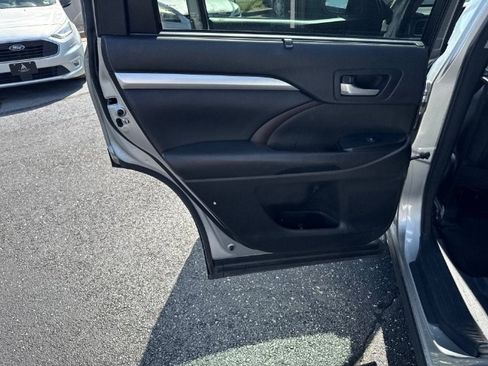 Used 2017 Toyota Highlander XLE AWD/4WD image 12
