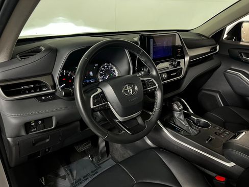 Certified 2024 Toyota Highlander XLE image 12