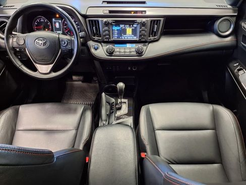 Used 2018 Toyota RAV4 SE image 10