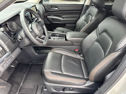 Used 2025 Nissan Pathfinder SL FWD image 26