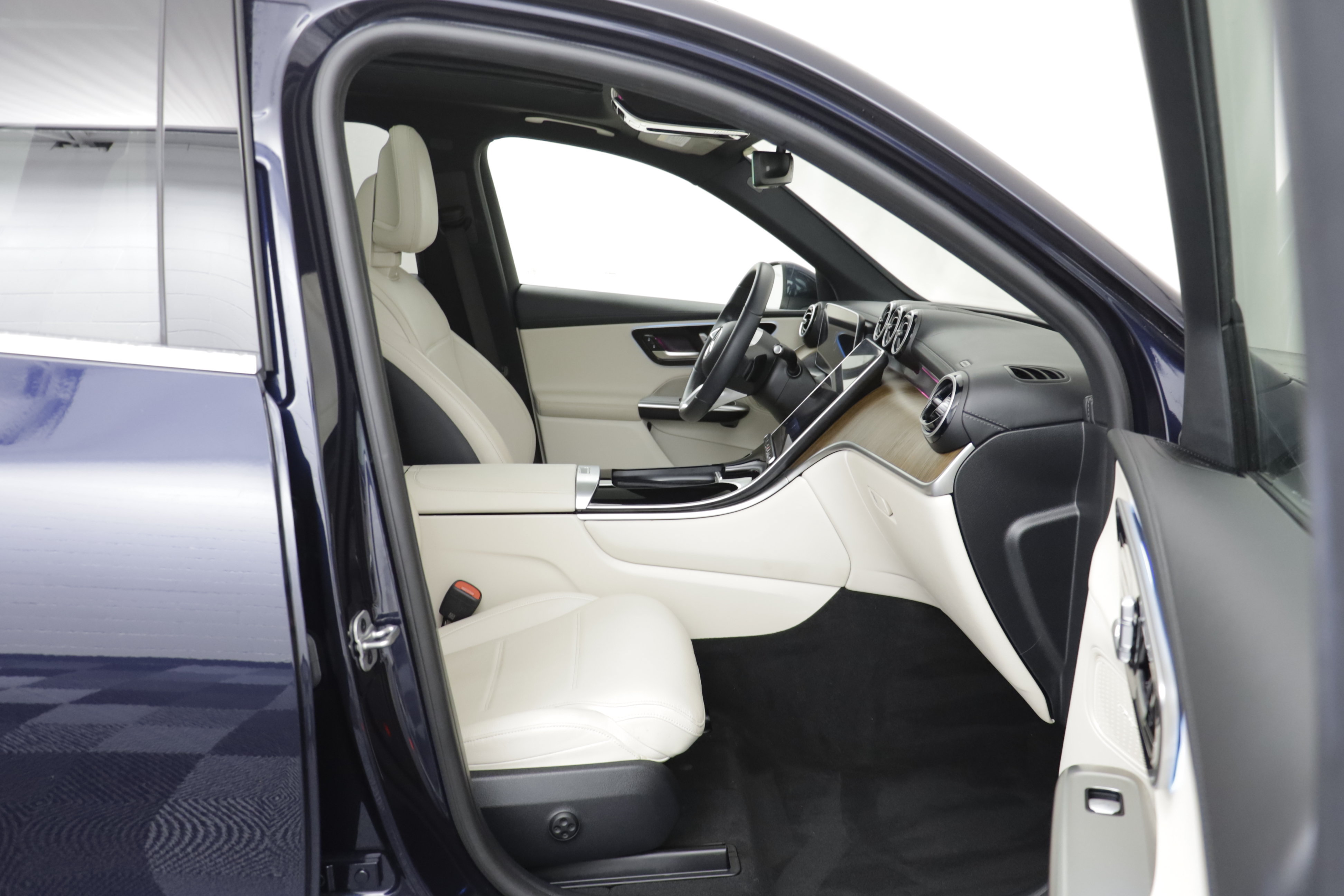 Used 2024 Mercedes-Benz GLC 300 4MATIC image 17