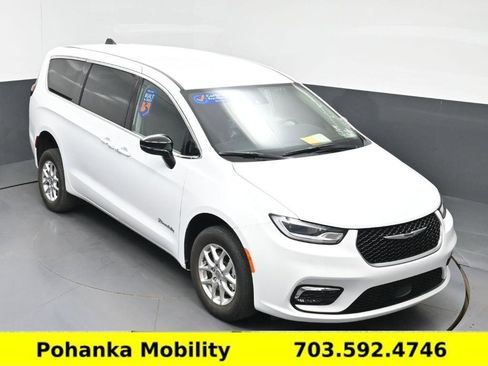 Used 2024 Chrysler Pacifica Touring-L FWD image 18