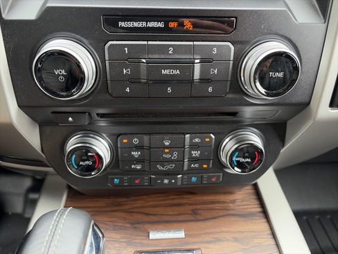 Used 2018 Ford F150 Lariat w/ Equipment Group 502A Luxury AWD/4WD image 21