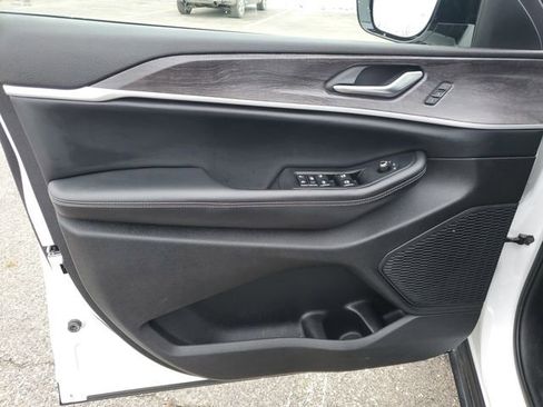 Used 2023 Jeep Grand Cherokee Limited image 14