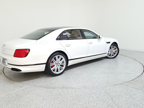 Used 2023 Bentley Flying Spur V8 image 7