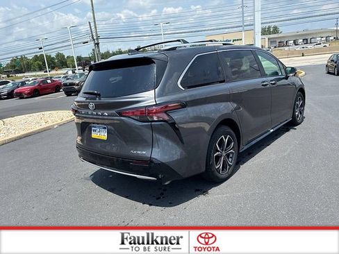 Used 2025 Toyota Sienna Platinum AWD/4WD image 11