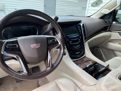 Used 2017 Cadillac Escalade Luxury AWD/4WD image 10
