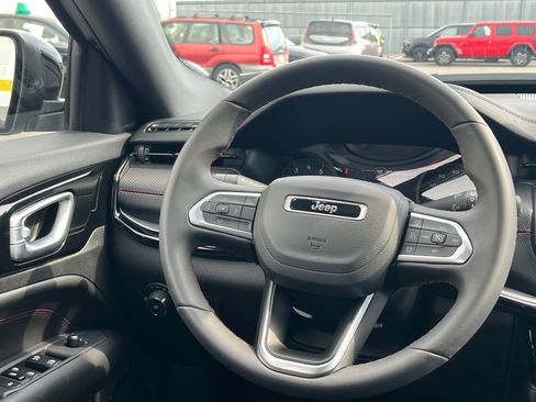 Used 2025 Jeep Compass Trailhawk AWD/4WD image 29