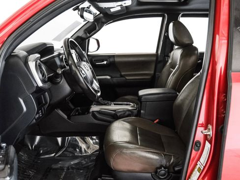 Used 2016 Toyota Tacoma Limited w/ Towing Package RWD image 3