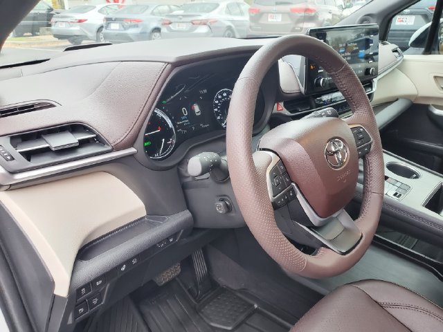 Used 2024 Toyota Sienna Platinum FWD image 22