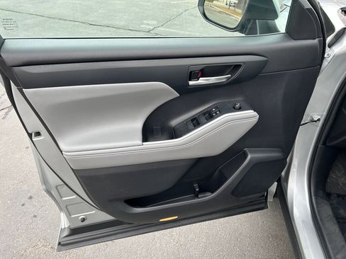 Used 2021 Toyota Highlander XLE image 9