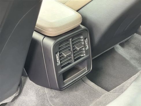 Used 2022 Porsche Taycan image 30