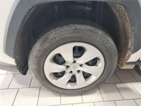 Used 2021 Toyota RAV4 LE AWD/4WD image 9