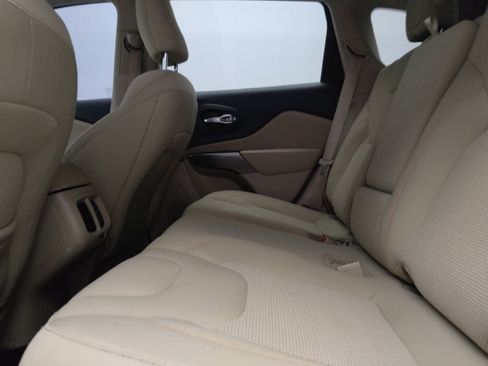 Used 2021 Jeep Cherokee Latitude FWD image 18