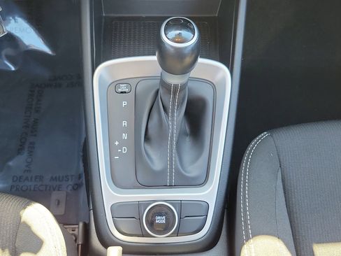 Used 2022 Hyundai Venue SEL image 22