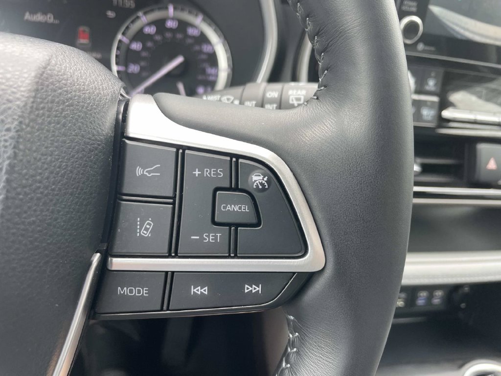 Used 2022 Toyota Highlander XLE AWD/4WD image 30