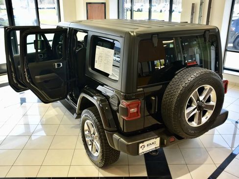 Used 2022 Jeep Wrangler Unlimited Sahara w/ Dual Top Group AWD/4WD image 8