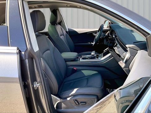 Used 2023 Audi Q8 Premium image 28