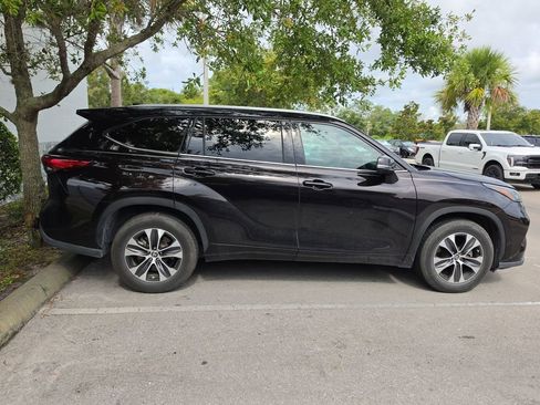 Used 2022 Toyota Highlander XLE FWD image 4