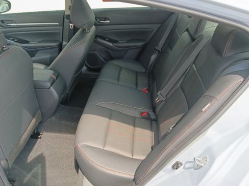 Used 2024 Nissan Altima 2.5 SR w/ SR Premium Package FWD image 13