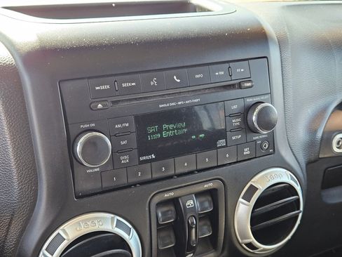 Used 2014 Jeep Wrangler Unlimited Sahara w/ Connectivity Group AWD/4WD image 18