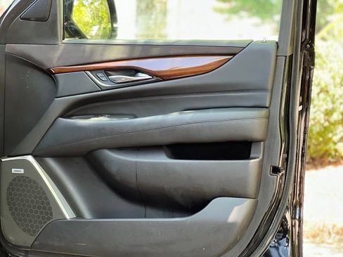 Used 2018 Cadillac Escalade ESV Premium Luxury RWD image 22