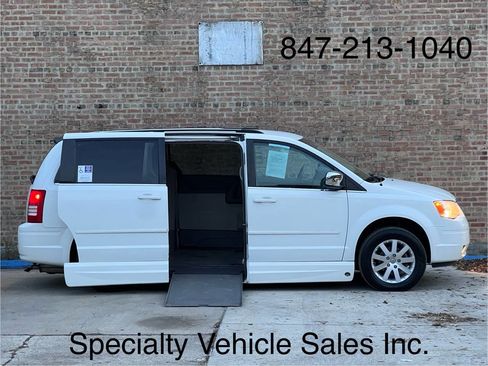 Used 2008 Chrysler Town & Country Touring image 3