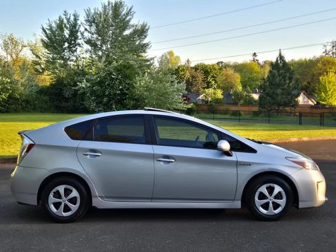 Used 2012 Toyota Prius Four w/ Deluxe Solar Roof Pkg FWD image 7