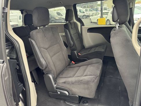 Used 2017 Dodge Grand Caravan SE FWD image 12