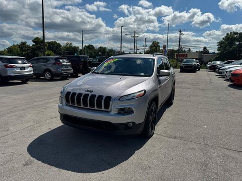 Used 2018 Jeep Cherokee Latitude w/ Altitude Package AWD/4WD image 7