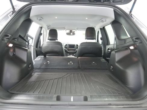 Used 2021 Jeep Cherokee Latitude Plus AWD/4WD image 24
