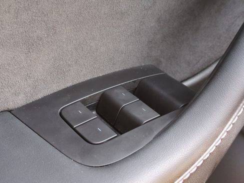 Used 2022 Tesla Model Y Long Range image 27