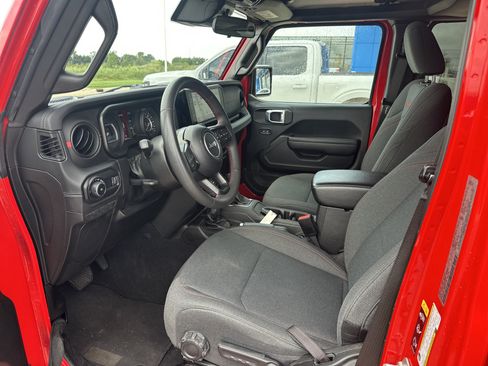 Used 2024 Jeep Wrangler Unlimited Rubicon AWD/4WD image 11