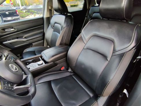 Used 2024 Nissan Pathfinder SL AWD/4WD image 12