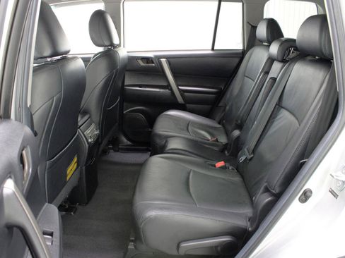 Used 2011 Toyota Highlander SE w/ Tow Pkg FWD image 38