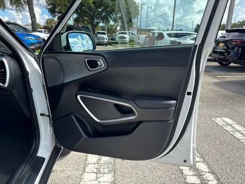 Used 2025 Kia Soul LX w/ LX Technology Package FWD image 14