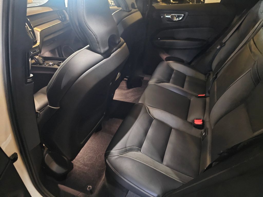Used 2022 Volvo XC60 B6 R-Design AWD/4WD image 12