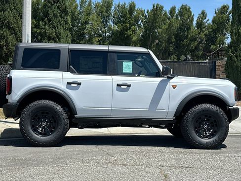 New 2026 Ford Bronco Badlands w/ Sasquatch Package AWD/4WD image 3