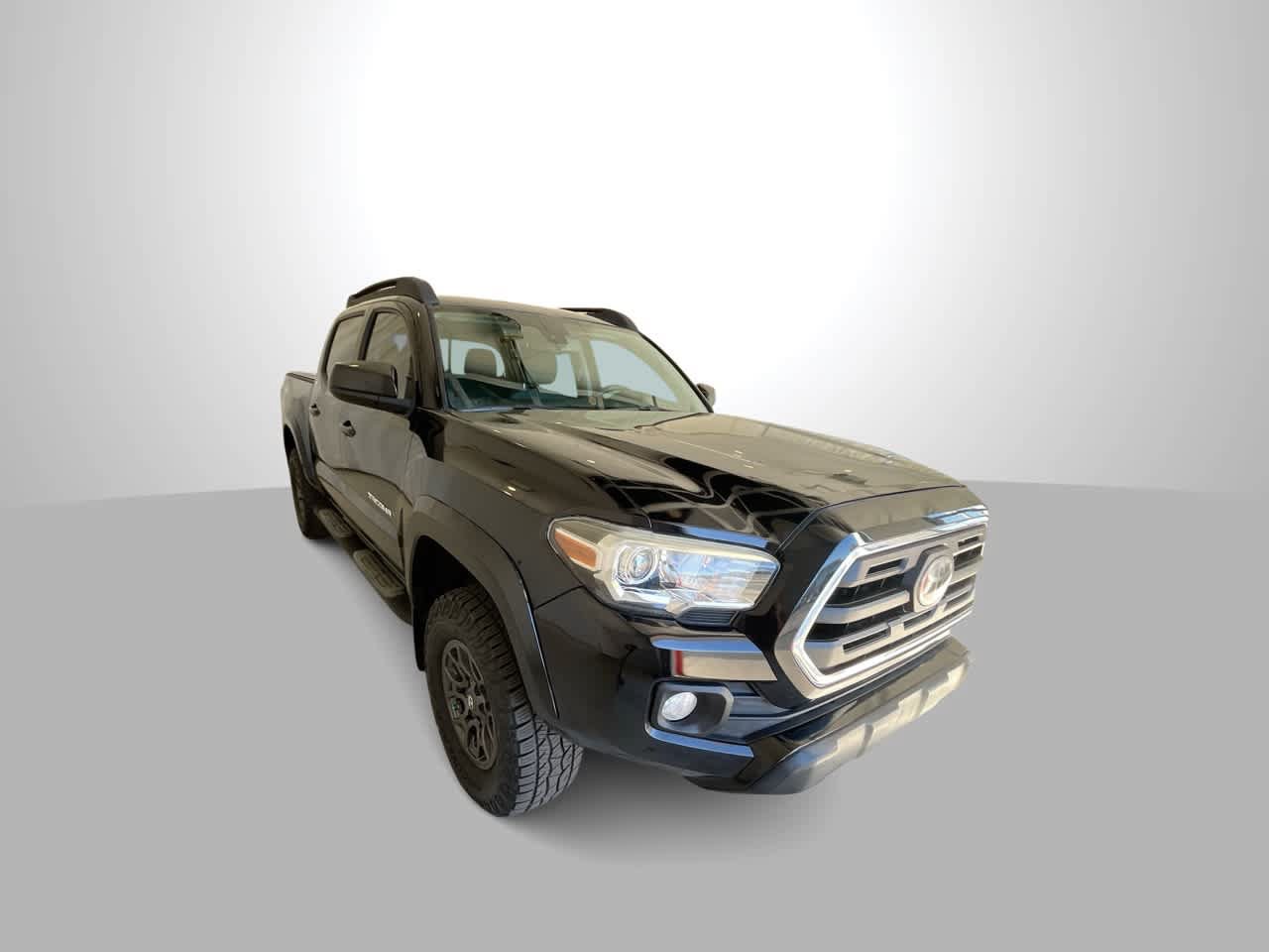 Used 2018 Toyota Tacoma SR5 AWD/4WD image 2