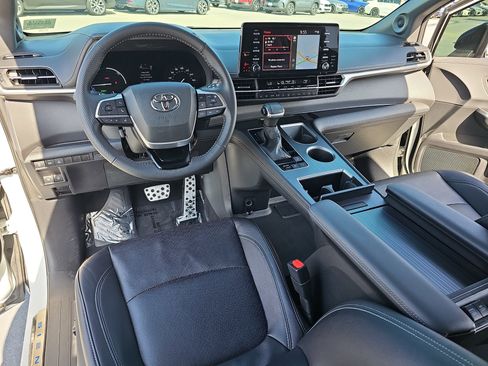 Used 2023 Toyota Sienna XSE image 17