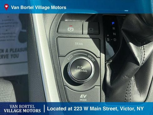 Used 2022 Toyota RAV4 LE AWD/4WD image 24