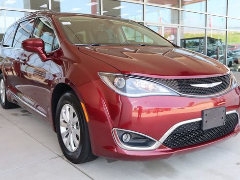 Used 2018 Chrysler Pacifica Touring-L w/ Premium Audio Group FWD image 1