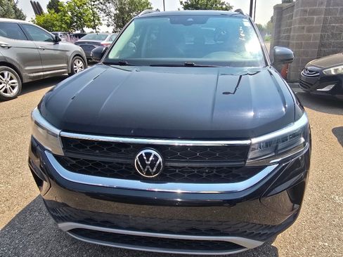 Used 2023 Volkswagen Taos SE w/ Panoramic Sunroof Package FWD image 18