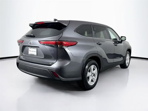 Used 2023 Toyota Highlander LE FWD image 2
