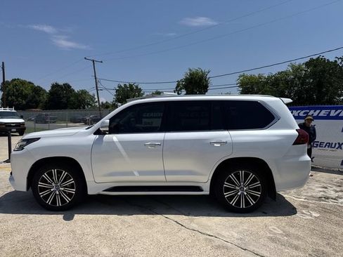 Used 2021 Lexus LX 570 4WD w/ Luxury Package image 13