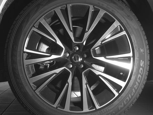 Certified 2025 Volvo XC90 T8 Core w/ Protection Package AWD/4WD image 23