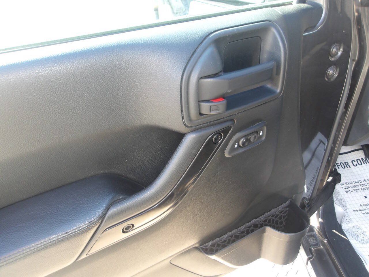 Used 2017 Jeep Wrangler Unlimited Sahara AWD/4WD image 9