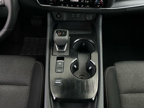 Used 2025 Nissan Rogue SV image 15