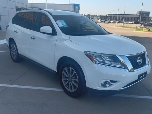 Used 2016 Nissan Pathfinder SV FWD image 4